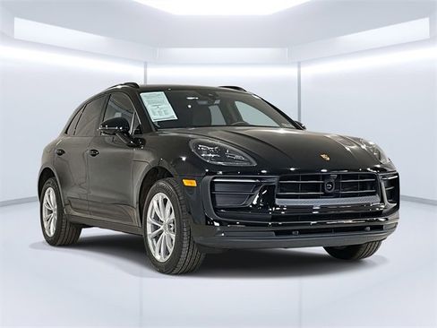Used 2025 Porsche Macan image 3