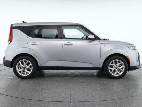 Used 2025 Kia Soul FWD image 11