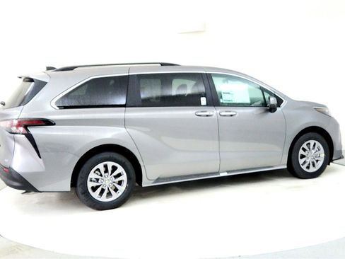 New 2026 Toyota Sienna XLE image 6