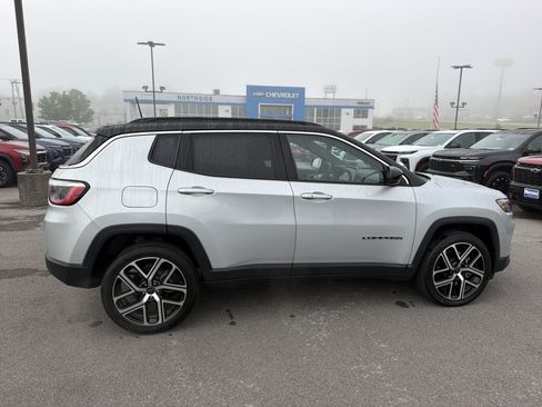 Used 2025 Jeep Compass Limited AWD/4WD image 5