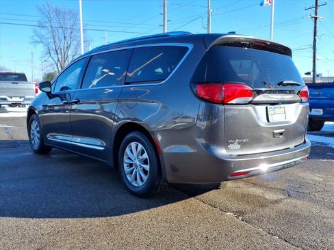 Used 2018 Chrysler Pacifica Touring-L Plus image 9