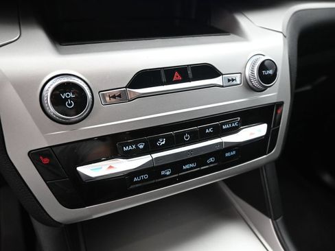 Certified 2021 Ford Explorer XLT RWD image 26