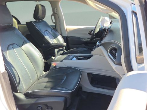 Used 2022 Chrysler Pacifica Limited w/ Uconnect Theater Family Group image 22