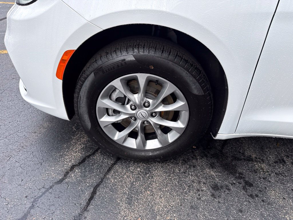 New 2026 Chrysler Pacifica Select AWD/4WD image 11