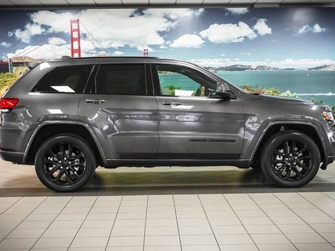 Used 2021 Jeep Grand Cherokee Laredo X image 5