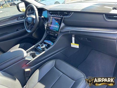 New 2025 Jeep Grand Cherokee Limited w/ Luxury Tech Group II image 11