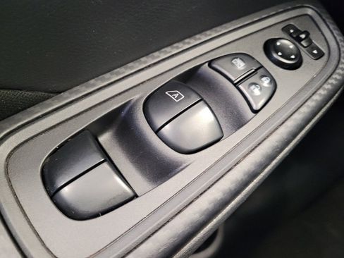 Used 2021 Nissan Versa SV FWD image 27