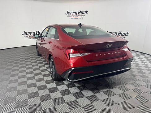 Used 2025 Hyundai Elantra SEL image 9