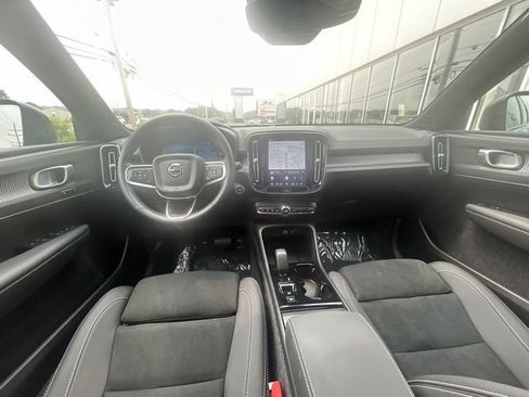 Certified 2025 Volvo XC40 B5 Plus AWD/4WD image 17