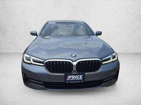 Used 2022 BMW 530i w/ Premium Package RWD image 2