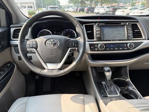 Used 2017 Toyota Highlander XLE FWD image 2