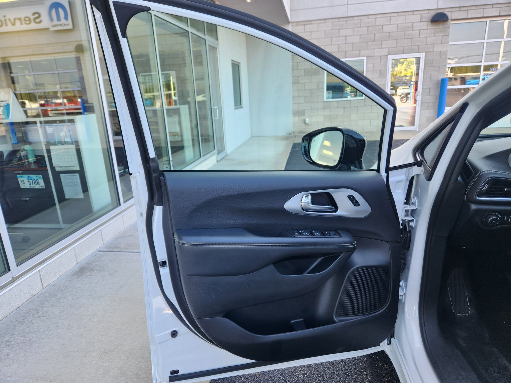 Used 2025 Chrysler Pacifica Limited FWD image 18