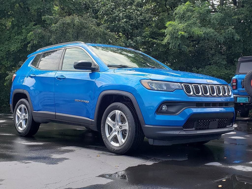Used 2024 Jeep Compass Latitude AWD/4WD image 3