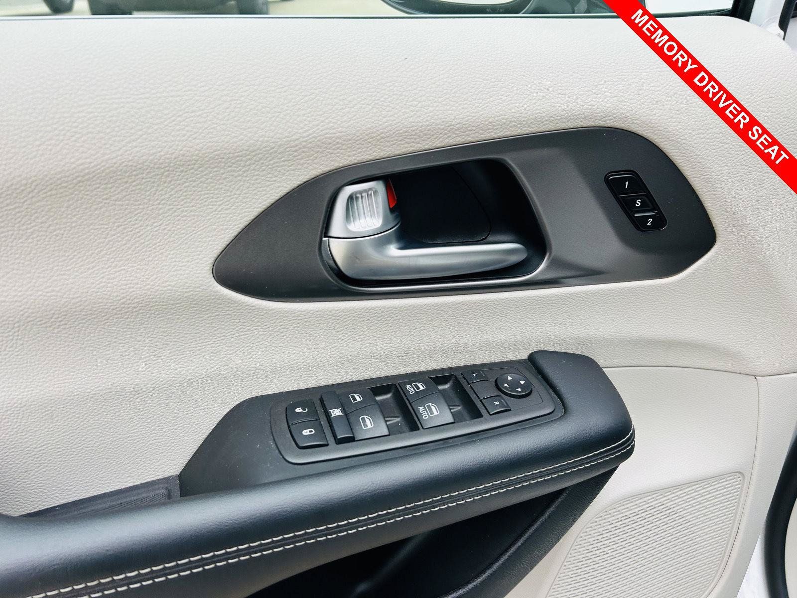 Used 2024 Chrysler Pacifica Touring-L FWD image 13