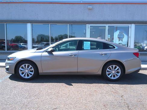 Used 2025 Chevrolet Malibu LT FWD image 2