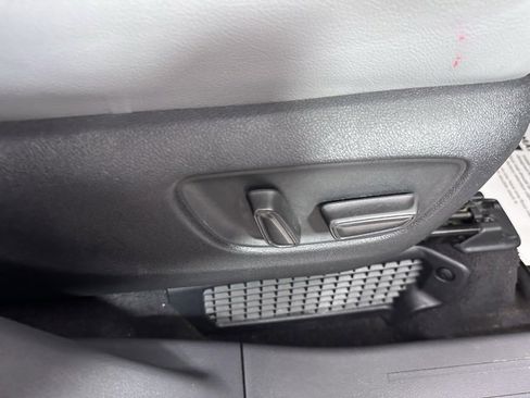 Used 2023 Toyota Sienna Limited image 11