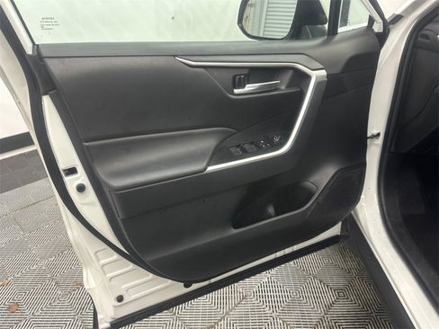 Used 2022 Toyota RAV4 XLE image 11