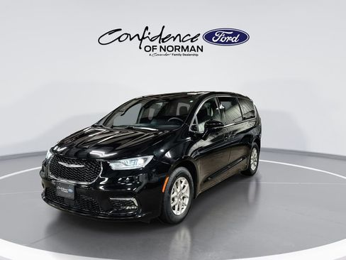 Used 2025 Chrysler Pacifica Select image 3