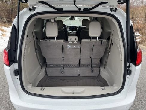 Used 2018 Chrysler Pacifica Touring-L image 14