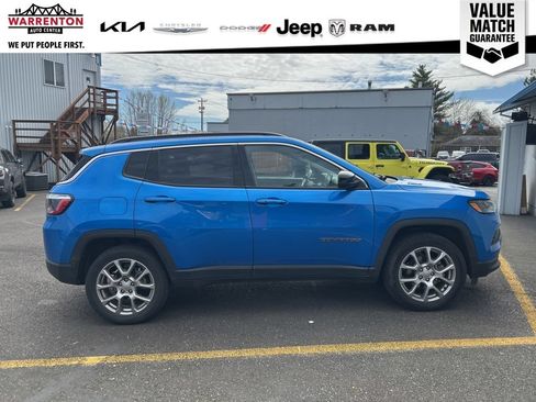 Used 2022 Jeep Compass Latitude w/ Sun and Sound Group AWD/4WD image 10