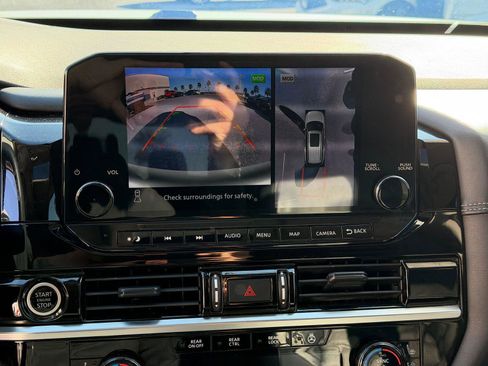 Used 2023 Nissan Pathfinder Platinum image 2