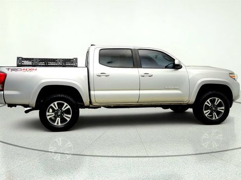 Used 2016 Toyota Tacoma TRD Sport w/ Towing Package AWD/4WD image 4