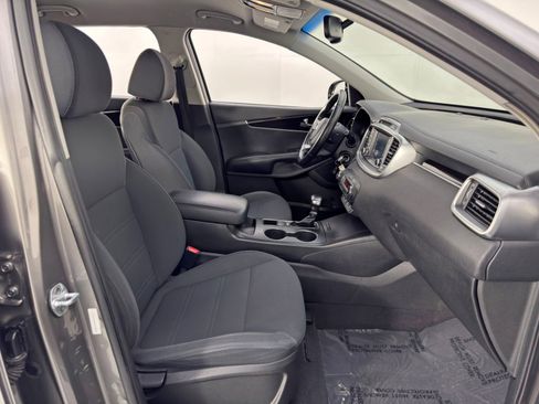 Used 2019 Kia Sorento LX w/ LX Convenience Package image 14