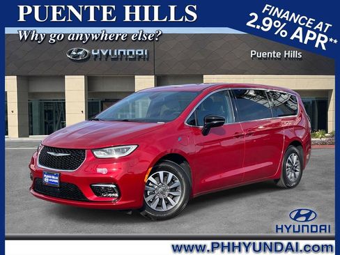 Used 2025 Chrysler Pacifica Select w/ Uconnect Theater Family Group image 1