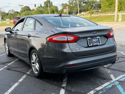 Used 2016 Ford Fusion SE FWD image 2