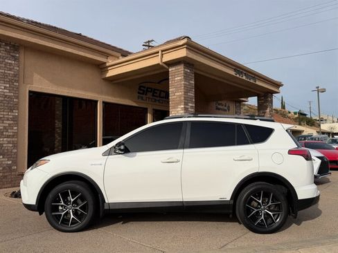 Used 2017 Toyota RAV4 SE image 3
