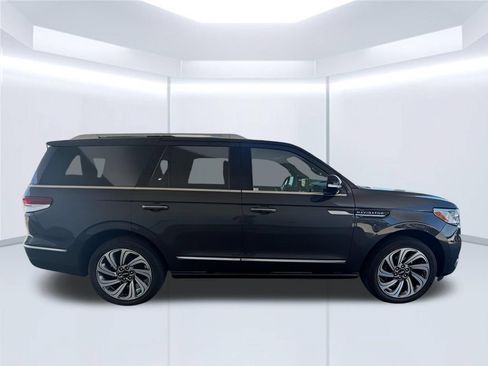 Used 2023 Lincoln Navigator Reserve AWD/4WD image 4