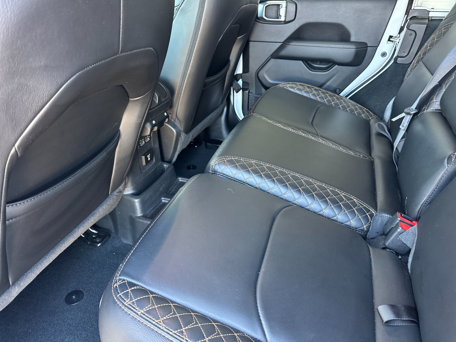 Used 2022 Jeep Wrangler Unlimited Sahara AWD/4WD image 14