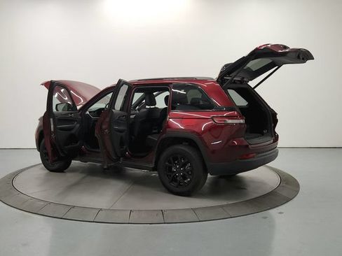 Used 2025 Jeep Grand Cherokee Altitude AWD/4WD image 14