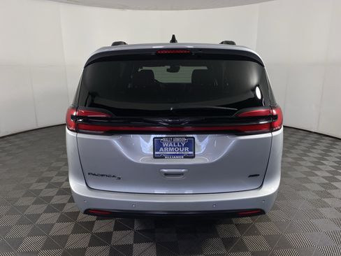 Used 2023 Chrysler Pacifica Touring-L w/ Uconnect Theater Family Group AWD/4WD image 9