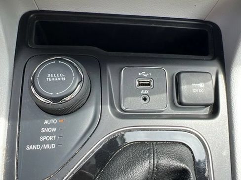 Used 2019 Jeep Cherokee Limited AWD/4WD image 23