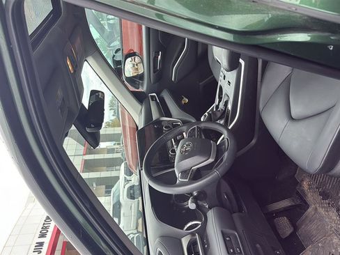 Used 2025 Toyota Highlander XLE image 3