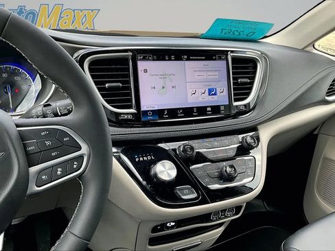 Used 2024 Chrysler Pacifica Touring-L FWD image 9