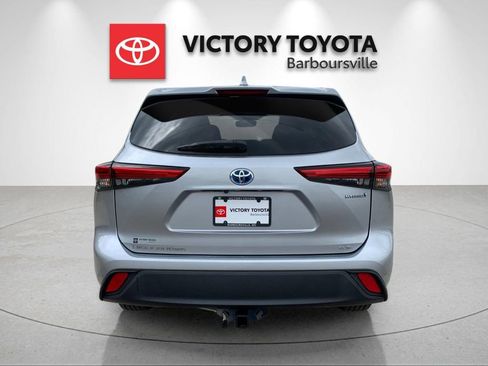 Used 2022 Toyota Highlander XLE AWD/4WD image 4