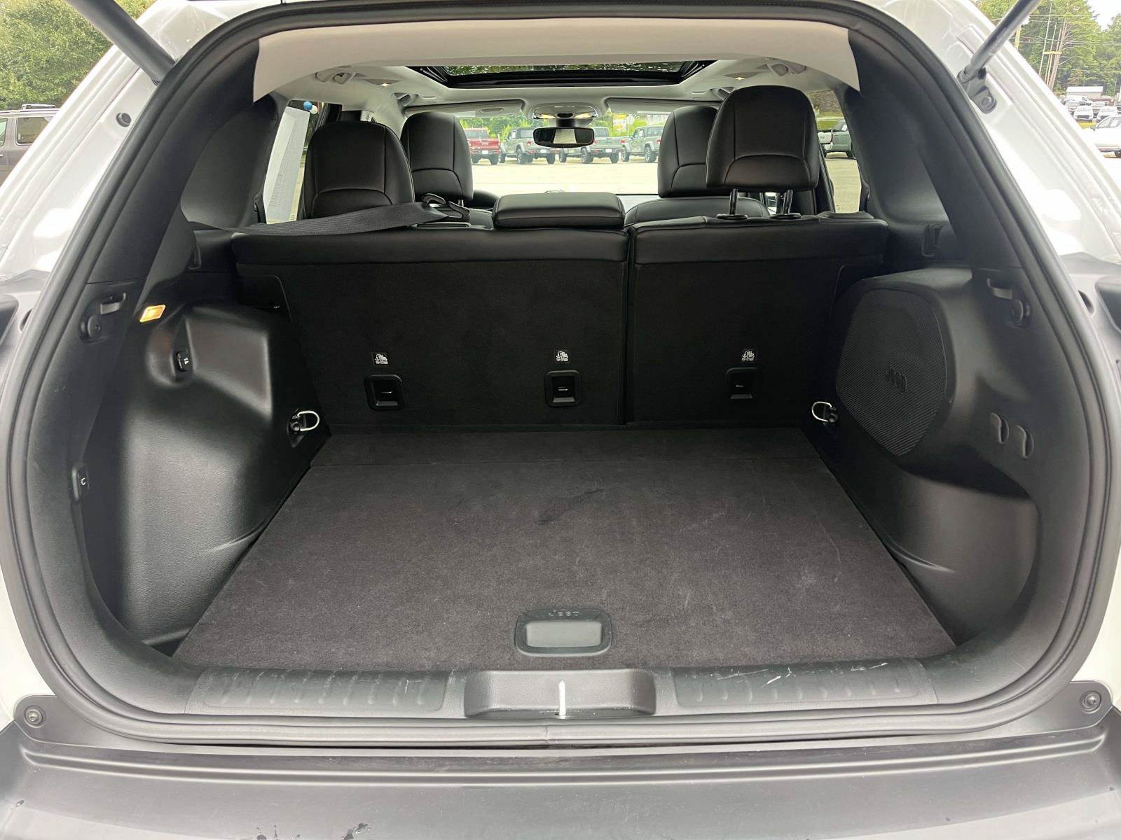 Used 2022 Jeep Cherokee Latitude Lux w/ Sun & Sound Group FWD image 10