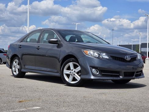 Used 2013 Toyota Camry SE FWD image 2