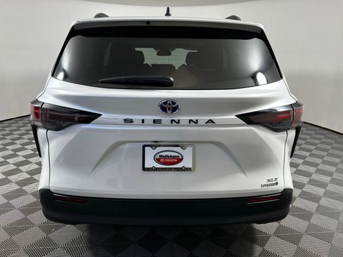 Certified 2024 Toyota Sienna XLE image 6