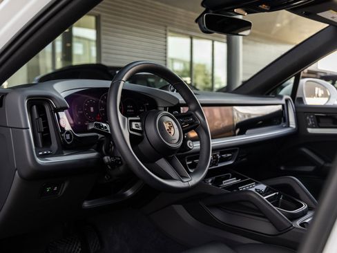 Used 2025 Porsche Cayenne Coupe image 4