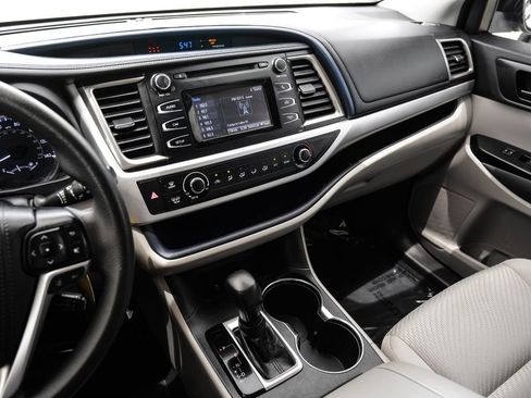 Used 2019 Toyota Highlander LE FWD image 19