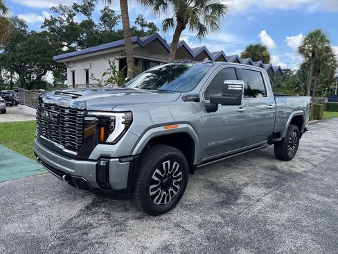Used 2024 GMC Sierra 2500 Denali Ultimate AWD/4WD image 2