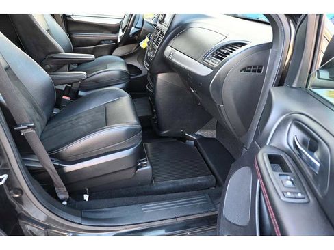 Used 2015 Dodge Grand Caravan R/T image 13