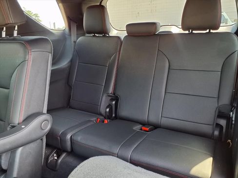 Used 2025 Chevrolet Traverse RS w/ LPO, Floor Liner Package FWD image 11