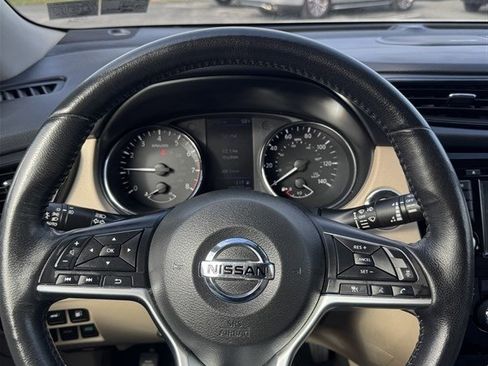 Used 2018 Nissan Rogue SV w/ Sun & Sound Touring Package image 10