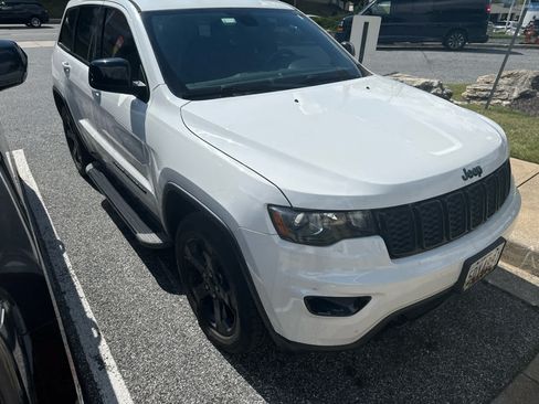Used 2019 Jeep Grand Cherokee Laredo AWD/4WD image 2
