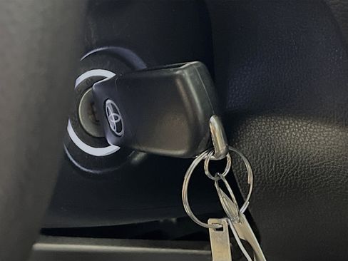 Used 2021 Toyota RAV4 LE image 23