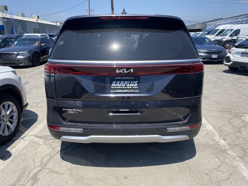 Used 2024 Kia Carnival LX FWD image 9